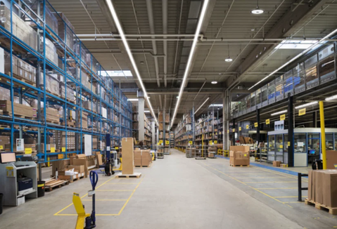 Sanierung ohne Stillstand: Warum das Sommerfenster in Industrie und Logistik ideal ist, um die Beleuchtung im Bestand zu modernisieren