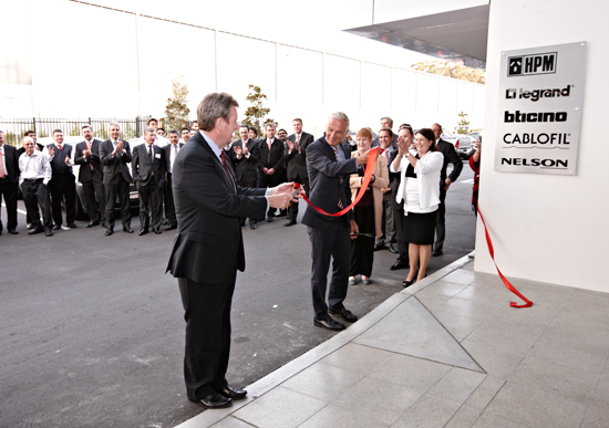 Giles Schnepp and Barry O’Farrell cutting the ribbon