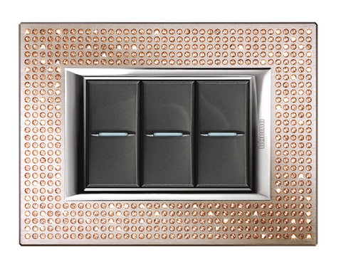 Linha Axolute da BTicino traz novos acabamentos de luxo com cristais Swarovski