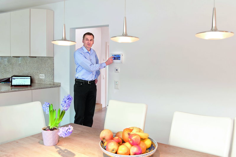 Einfamilienhaus in der Schweiz mit Busch-free@home® auf neuestem Stand