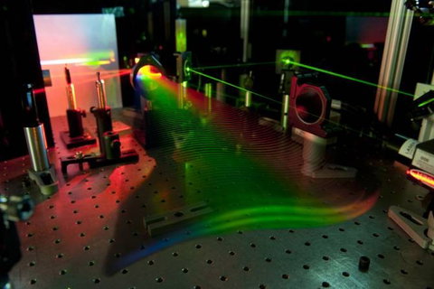 Láseres para detectar artefactos explosivos