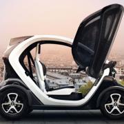 El Twizy es un carro compacto: 2.3 metros de largo por 1.2 de ancho.