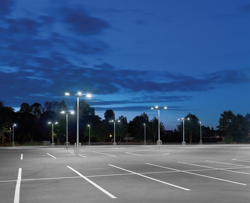 DEHN informiert: Blitz- und Überspannungsschutzmaßnahmen für LED-Straßen- und Parkplatzbeleuchtungen