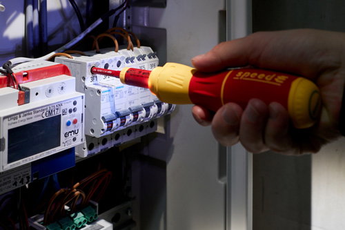1a-Arbeit  anstatt 112-Notruf: Das richtige Drehmoment macht im E-Handwerk oft den Unterschied