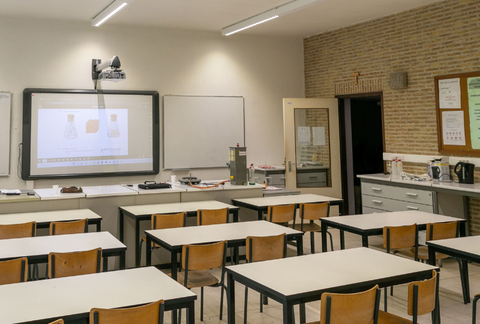 Iluminación Sostenible en Escuelas: La Transformación del Campus Sint-Paulus gracias a C-LaaS de ETAP