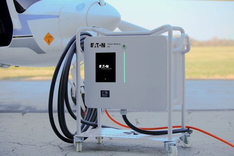 Green Motion Air de Eaton, el nuevo cargador eléctrico para aviones que reduce la huella de carbono de los aeropuertos