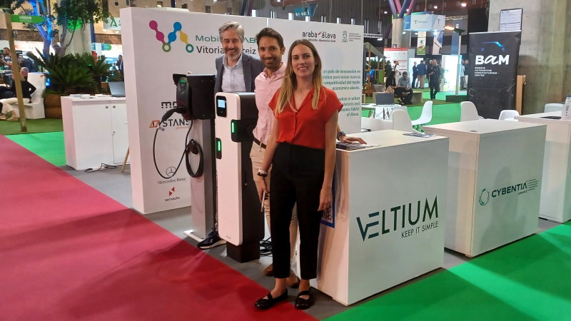 VELTIUM destaca en el Foro Greencities & S-Moving  2024 con su gama de recarga para la vía pública