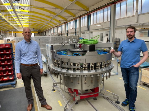 Embotelladora que ahorra material y energía, y es totalmente libre de lubricación