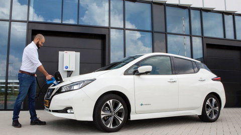 Vehicle-to-grid (V2G) : ABB s’associe à DREEV pour fournir des stations de recharge bidirectionnelle en France