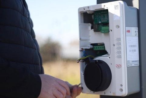 Découvrez la borne Terra AC Wallbox à travers le retour d’expérience de CSD SUD, installateur expert en solutions de recharge ABB