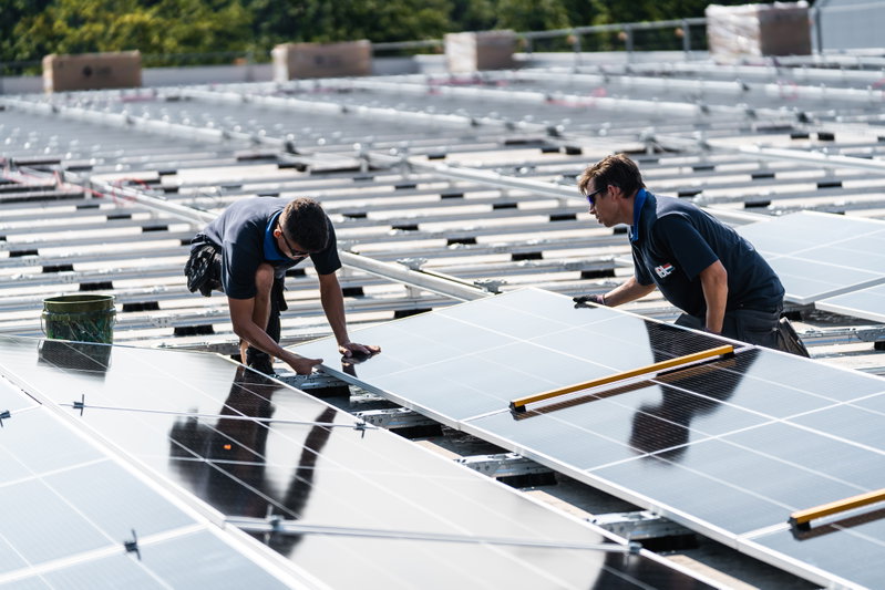 Photovoltaïque :  pour les toitures terrasses isolées recouvertes de gravillons, les pieds des fixations sont-ils à mettre à même l'isolant afin d'avoir le maximum de stabilité ?