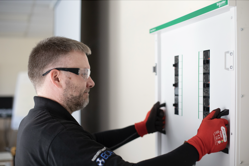 Schneider Electric introduces the PowerPact 4 ComPacT Powerboard solution in response to an industry need for more compact solutions