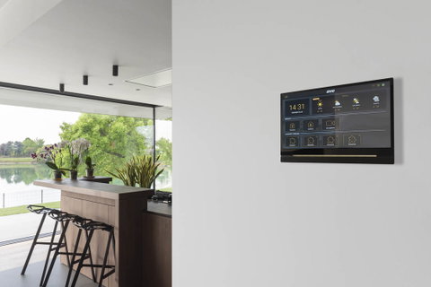 Domotica e design AVE in una villa contemporanea vista lago