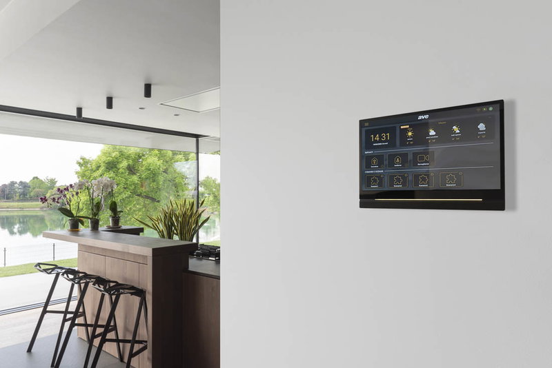 Domotica e design AVE in una villa contemporanea vista lago