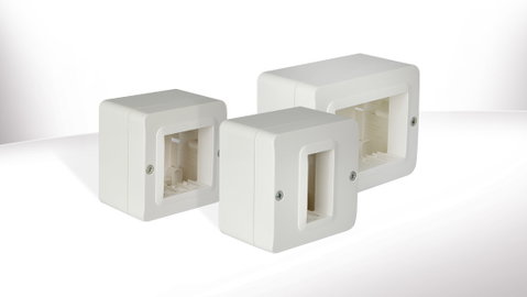 Una soluzione indicata quando non si ha la possibilità di utilizzare tubazioni sottotraccia. Ideale per uffici e scuole, grazie all’estetica coordinata con la serie civile Domus 100