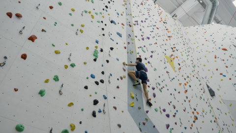 La palestra di arrampicata Level 24 sceglie le soluzioni di illuminazione di emergenza Schneider Electric