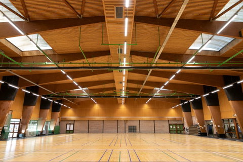 Eis como escolher a iluminação perfeita para um pavilhão desportivo