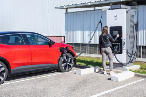 Schneider Electric lança EVlink Pro DC 180kW, uma estação de carregamento rápido para veículos elétricos que promove a eletrificação dos edifícios, parques de estacionamento e frotas