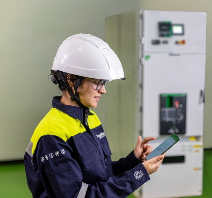 Schneider Electric vai causar IMPACTO sustentável com o disjuntor digital de média tensão EvoPacT HVX™