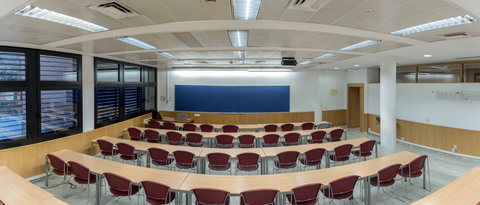 Substituição dos atuais sistemas de iluminação das escolas e do sistema de saúde por tecnologia LED conectada permitiria poupar 53 milhões de euros por ano