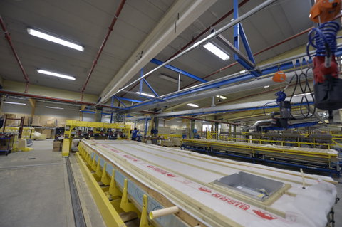 Älvsbyhus utnyttjade en paus i produktionen – bytte 1000 kvicksilverlysrör till energisnåla LED-lysrör