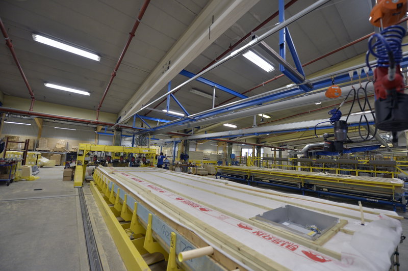 Älvsbyhus utnyttjade en paus i produktionen – bytte 1000 kvicksilverlysrör till energisnåla LED-lysrör