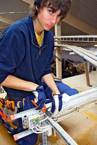 NEA:s montör Daniel Olsson visar gnagarsäker stege och tätning (genomföring) av kraft och belysning.