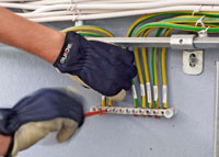 Pus-bocken samlar Pus-jordningar. Jorden potentialutjämnas via bocken. Det finns två bockar, en i var ände av byggnaden, varav den ena är ansluten till jord via ett jordspett.