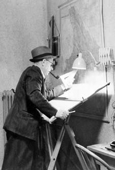 Robert Jönsson vid ritbordet