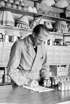 Gunnar Jönsson vid butiksdisken på Storgatan 33