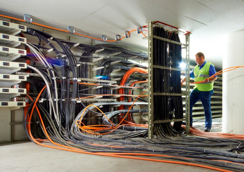 Bir işin insan ve makine arasında paylaştırılması “otomasyon” olarak adlandırılır.