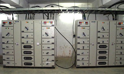 Q & A of the Day – Is it necessary to use rubber safety mats for live working on electrical panels?