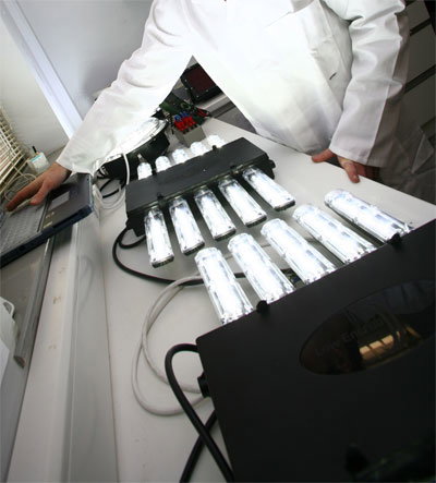 Q & A of the Day – Will it be OK to use plastics as a light shade hub?