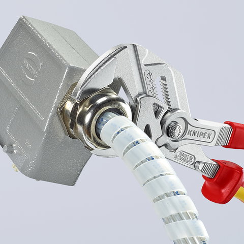 Feel the power: The KNIPEX 86 06 250 Pliers Wrench