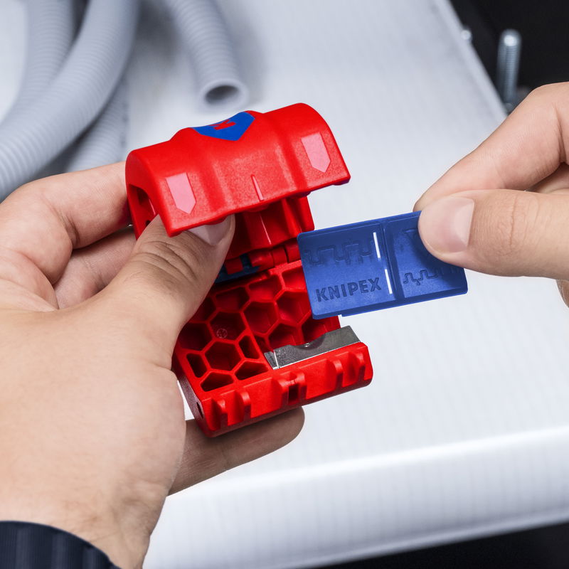 A clean cut through pipe without catching the cables inside: The new KNIPEX BiX® CT56 insert