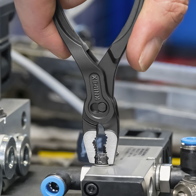 Big grip, small pliers: The new KNIPEX TwinGrip XS
